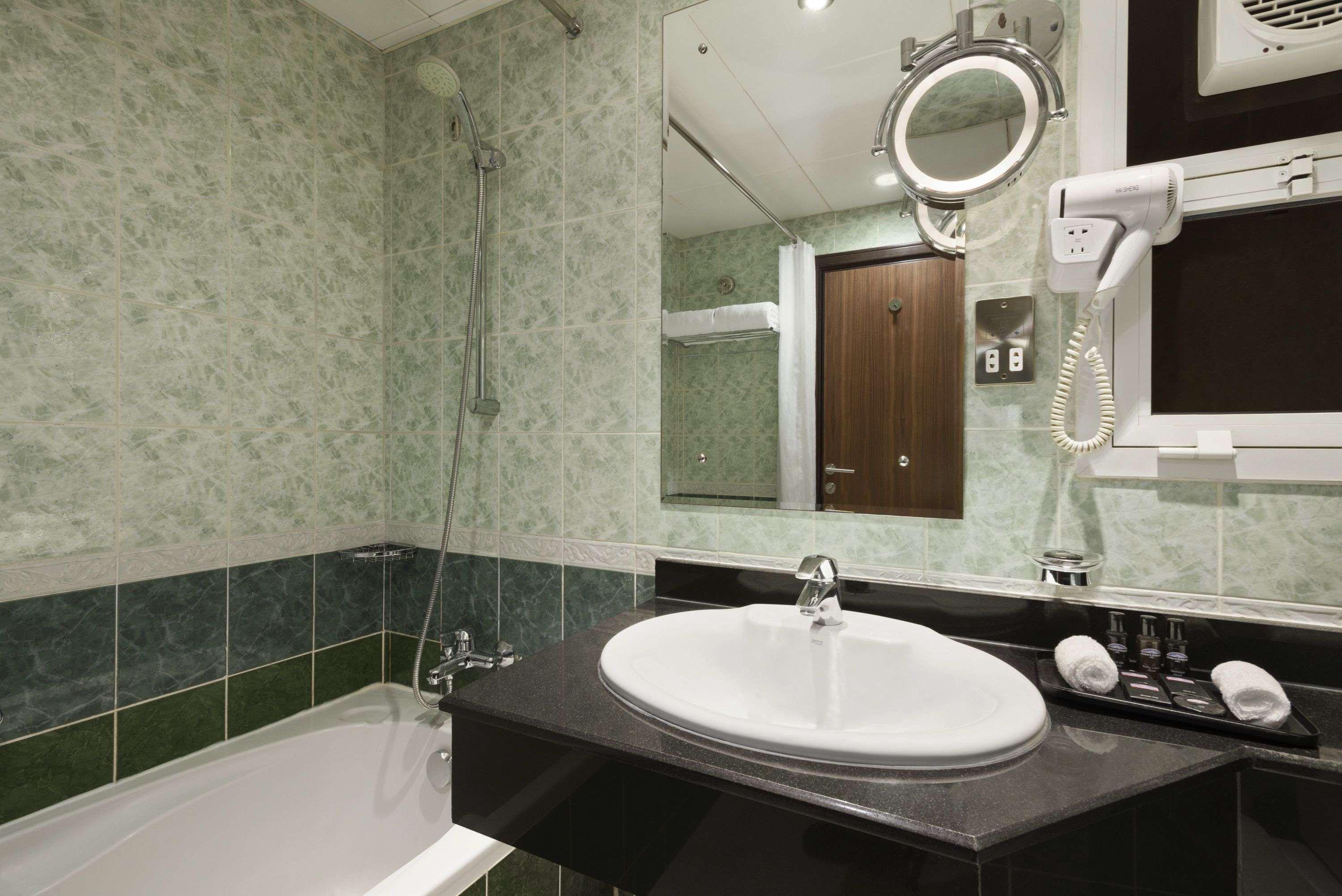 Howard Johnson By Wyndham Abu Dhabi Downtown Exterior foto